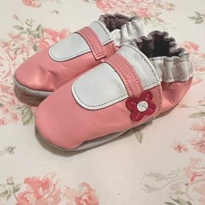 Robeez Infant girls shoes. NWT.